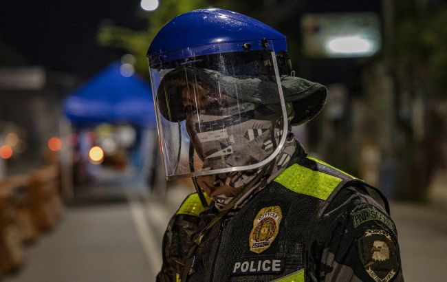 На Филиппинах из-за COVID сняли ограничения по весу для полицейских