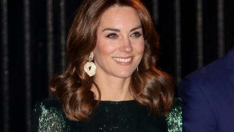 Изумрудная королева: Кейт Миддлтон в ярком пиджаке бюджетного бренда покорила сеть