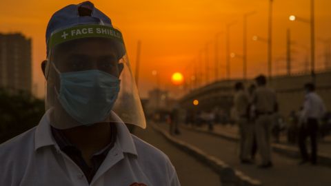 Індія послаблює карантин: дозволять спортзали та банкети