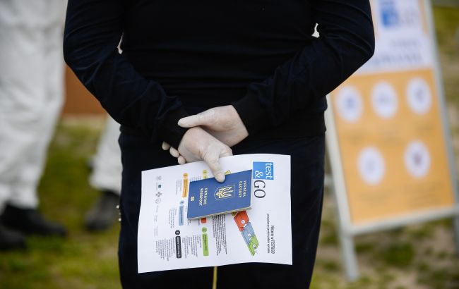 На границе с Польшей задержали пятерых украинцев с фальшивыми COVID-сертификатами 
