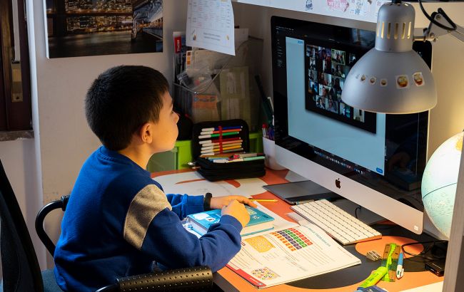 У Луцьку учням одразу кількох шкіл на онлайн-уроках показали відео для дорослих
