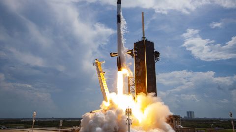 SpaceX запустила на орбіту корабель Crew Dragon із космічними туристами