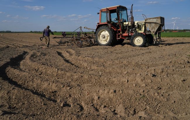Сильні та затяжні дощі затримали посівну в Україні