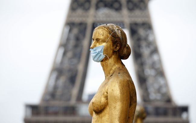 Во Франции антирекорд: за сутки COVID-19 заразилось более полумиллиона человек