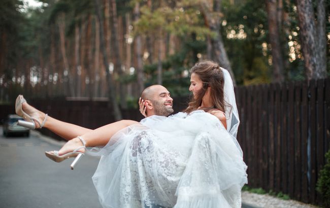 Магический порог: почему через него переносят невесту и какие существуют строгие запреты