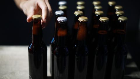 У Києві співробітники магазину виливають пиво і віддають на пляшки для коктейлів "Молотова"
