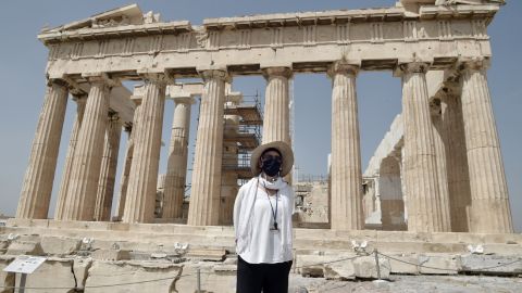 В Греции работников туризма без прививки будут регулярно тестировать на COVID