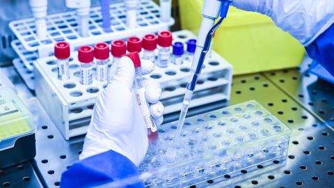 Moderna сообщила об эффективности бустерной дозы ее вакцины против "Омикрона"