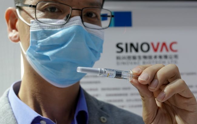 Китай угрожал Украине остановкой поставок вакцин от COVID-19, - AP