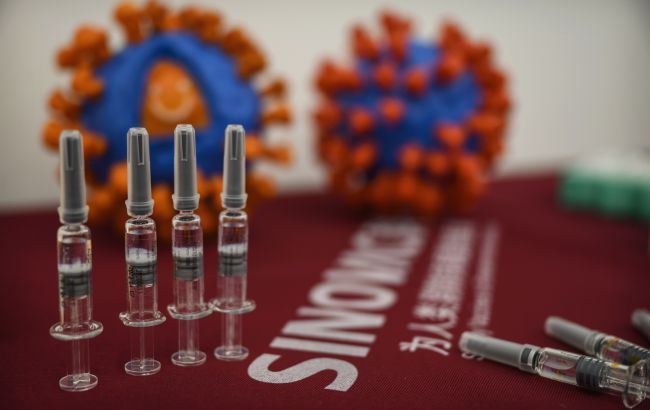 Дві дози вакцини Sinovac не забезпечують захисту від "Омікрону", - дослідження Китаю