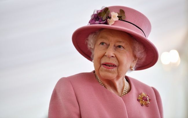 Фрейліна Єлизавети II розповіла, як королева ховає улюблені цукерки від "жадібної" сім'ї