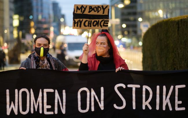 У Польщі набула чинності заборона абортів. Люди збираються на протести