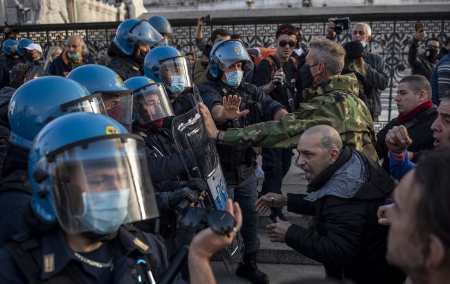 Италию накрыли массовые протесты из-за обязательных COVID-сертификатов
