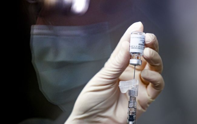 Вакцинируйтесь или ищите работу: медиков Британии предупредили о крайнем сроке прививок