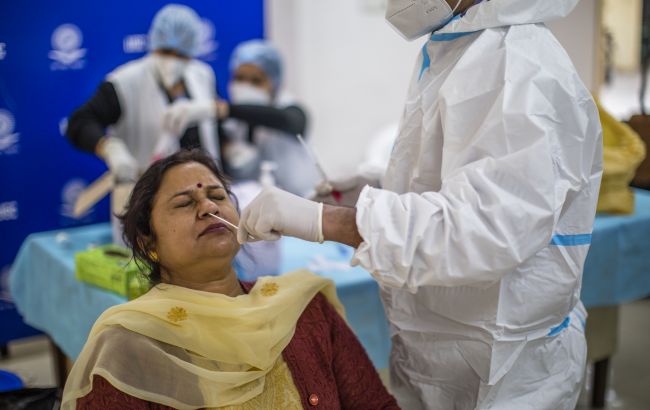 В Індії тисячі людей стали учасниками тесту, думаючи що отримують COVID-вакцину