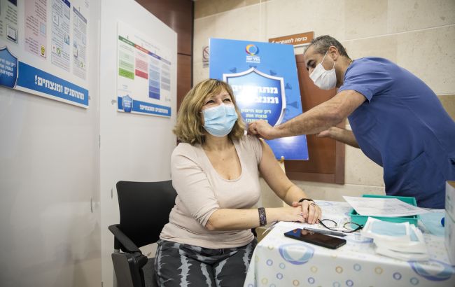 Ізраїль почав вакцинацію палестинців від COVID