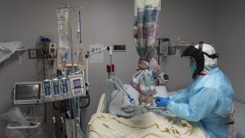 В соседней с Украиной стране зарегистрировали антирекорд случаев и смертей от COVID