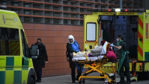 В Британии зарегистрировали 12 смертей от "Омикрона"