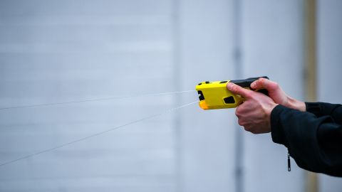 Использование электрошокера: Раде рекомендуют не расширять полномочия полиции