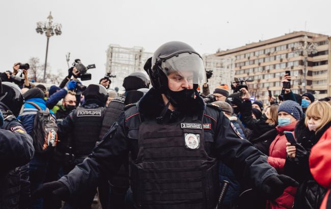 Шокери, кийки і зброя: найяскравіші відео протестів, що охопили Росію