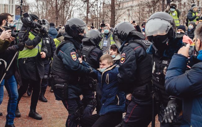 Жорсткі сутички і затримання підлітків: що відбувається в Москві і Санкт-Петербурзі