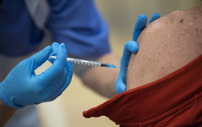 Жителям Англии предложат третью дозу COVID-вакцины на следующей неделе