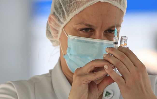 В Минздраве рассказали о новой вакцине: какие противопоказания и возможные "побочки"