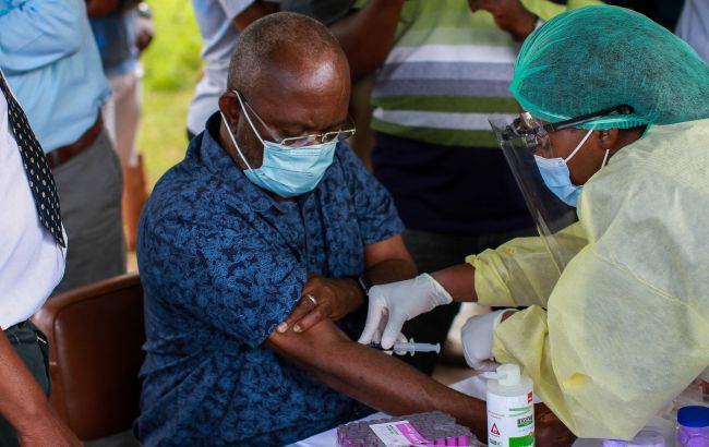 Не только для медработников: в ЮАР начали делать бустерную вакцину всем желающим