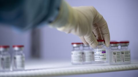 Вакцина AstraZeneca ефективна проти індійських варіантів коронавірусу