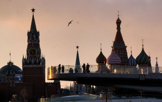 Российский рынок акций после месячного перерыва открылся падением индекса РТС на 15%
