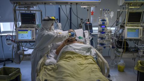 "Омикрон" остается потенциальной угрозой для Украины в январе 2022 года, - KSE