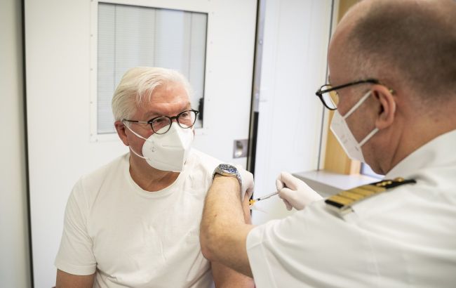 Президент Німеччини вакцинувався від коронавірусу препаратом AstraZeneca