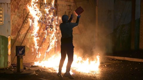 Северную Ирландию охватили массовые беспорядки: что там происходит