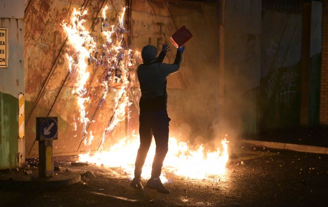 Северную Ирландию охватили массовые беспорядки: что там происходит