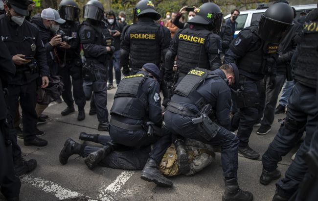 Требовали деньги за "защиту": в Чехии задержали участников украинской преступной группировки