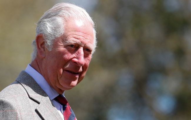 Принц Чарльз впервые после смерти отца появился на людях с улыбкой на лице