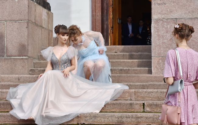 Від сукні до подарунка школі: скільки насправді коштуватиме випускний у 2025 році