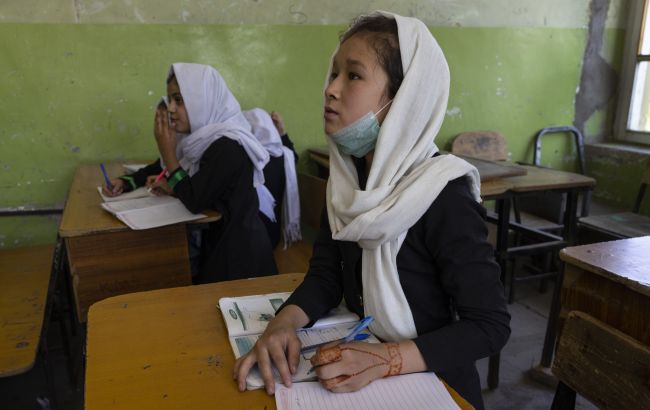 "Безпечне середовище". Таліби назвали умову повернення дівчат до шкіл Афганістану