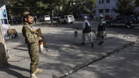 Возле аэропорта Кабула открыли огонь: что происходит