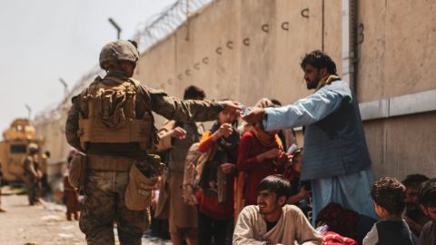 Біля аеропорту Кабулу підірвався смертник: що відомо