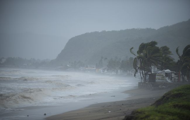 Ураган обрушился на пляжи Мексики