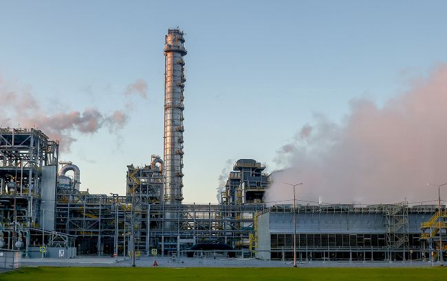 Атака дронів зупинила найбільший нафтохімічний комплекс Росії в Тобольську, - Reuters