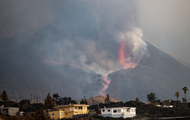 Извержение вулкана на Канарах усилилось. Отменили ряд рейсов и закрыли школы