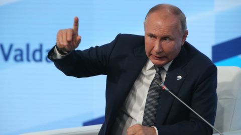 Путин пригрозил Макрону и Шольцу за поставки оружия Украине