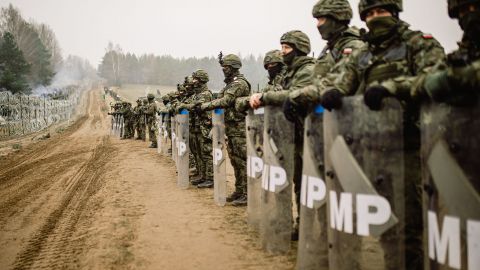 В Польше семь полицейских получили ранения во время атаки мигрантов