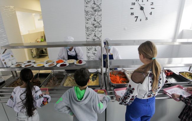 Учні вибирають страви на власний смак: показали меню і ціни в київській школі (фото)