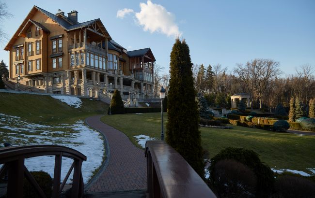 У парку "Межигір'я" організували масштабне виробництво фальсифікату (відео)