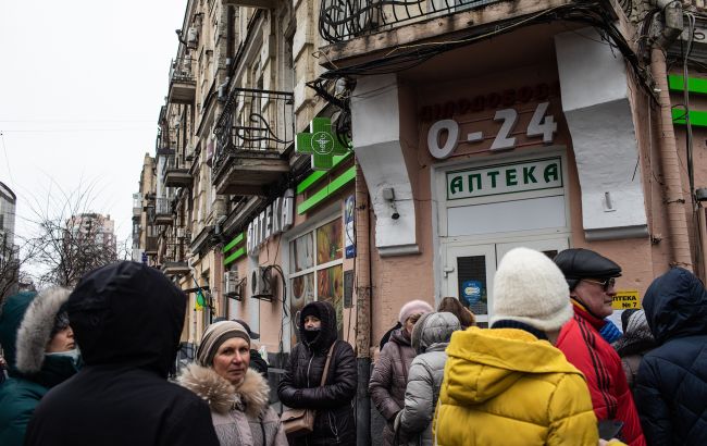 В украинских аптеках люди занимают очереди за лекарствами: что случилось