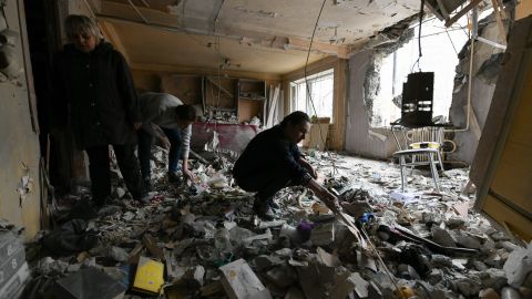 Центр окупованого Донецька під обстрілом: пошкоджений готель та спорткомплекс