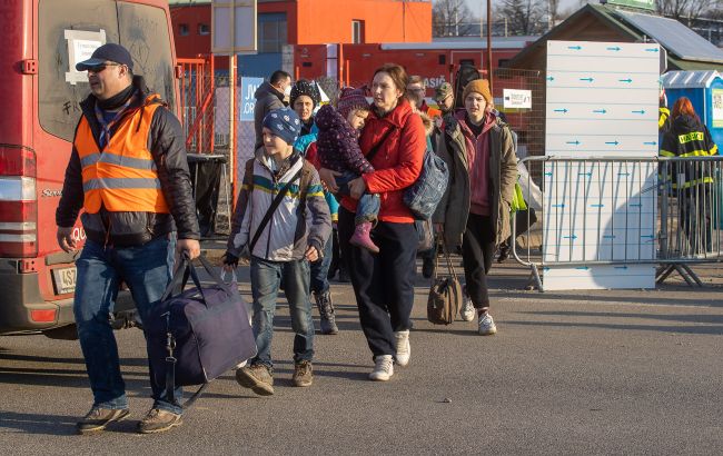 Польща хоче продовжити термін виплати допомоги українським біженцям